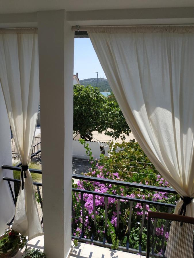 Appartement Apartman Sa Lodom 2+2 à Pirovac Extérieur photo